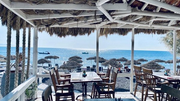 Blick aus einem griechischen Restaurant auf den Strand