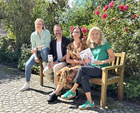 Geschäftsstellenleiterin Petra Winterstein und die Fachbereichsleitungen Tanja Engelhardt, Stephanie Lorenz und Florian Barth präsentieren das neue Edukado.